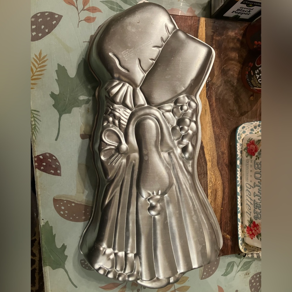 Wilton Cake Pan Holly Hobby 1975